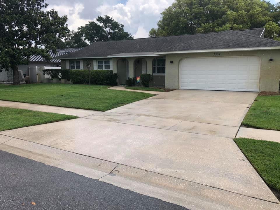 Clean driveway and well-maintained lawn after pressure washing services in Orlando, FL.